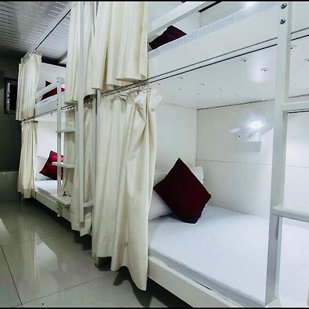 Qubestay Airport Capsule Hotel & Hostel Mumbai Exteriör bild