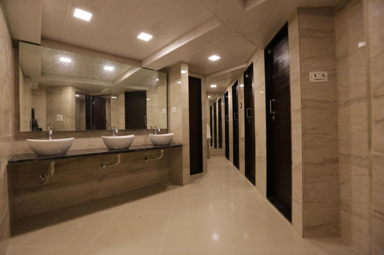 Qubestay Airport Capsule Hotel & Hostel Mumbai Exteriör bild
