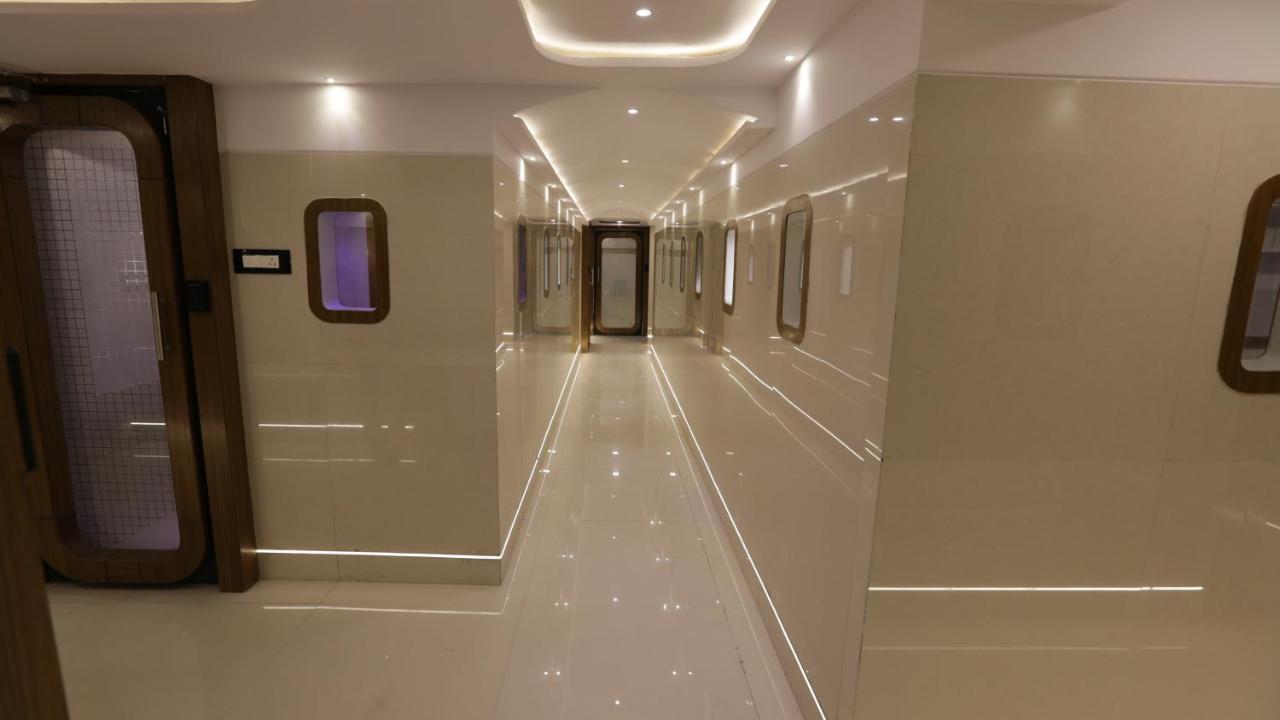 Qubestay Airport Capsule Hotel & Hostel Mumbai Exteriör bild