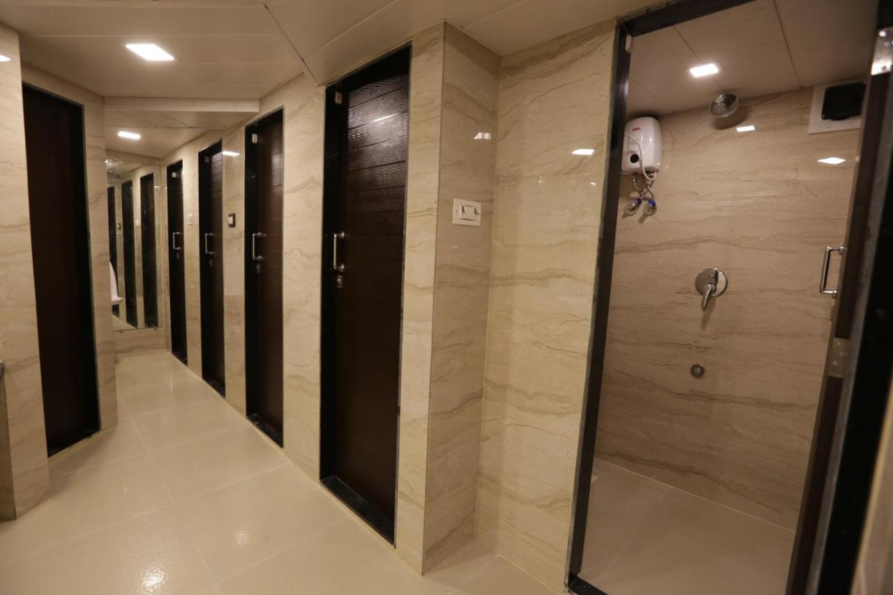 Qubestay Airport Capsule Hotel & Hostel Mumbai Exteriör bild