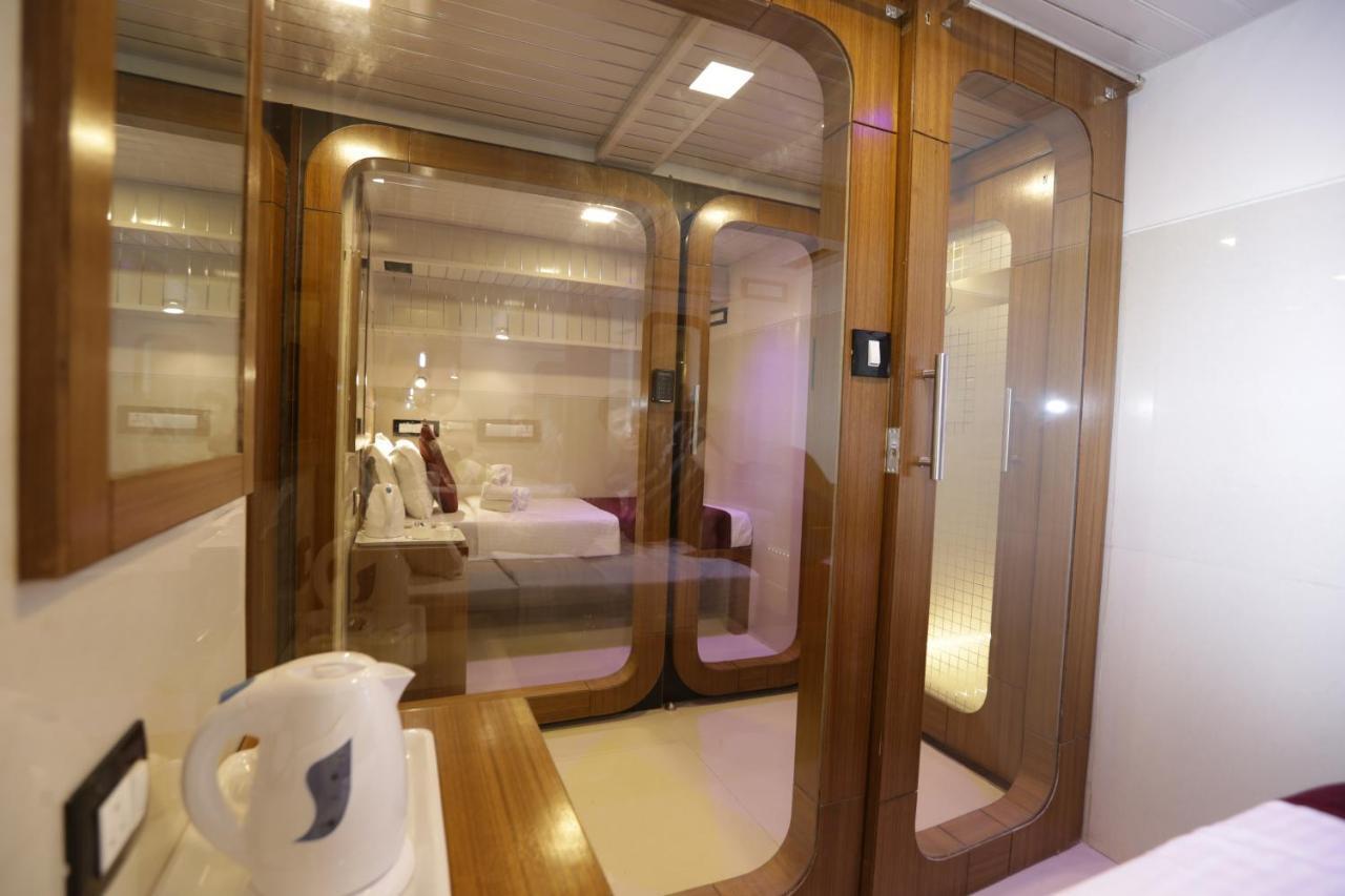 Qubestay Airport Capsule Hotel & Hostel Mumbai Exteriör bild