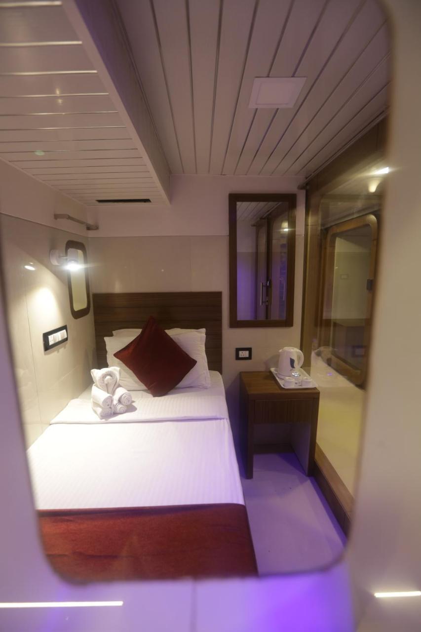 Qubestay Airport Capsule Hotel & Hostel Mumbai Exteriör bild