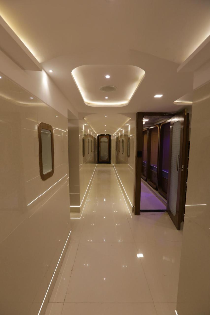 Qubestay Airport Capsule Hotel & Hostel Mumbai Exteriör bild