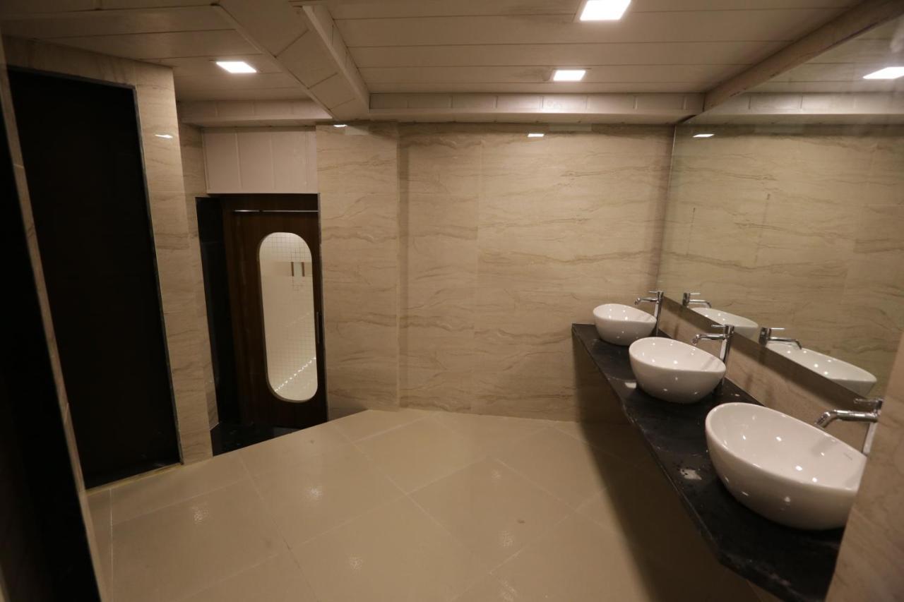 Qubestay Airport Capsule Hotel & Hostel Mumbai Exteriör bild