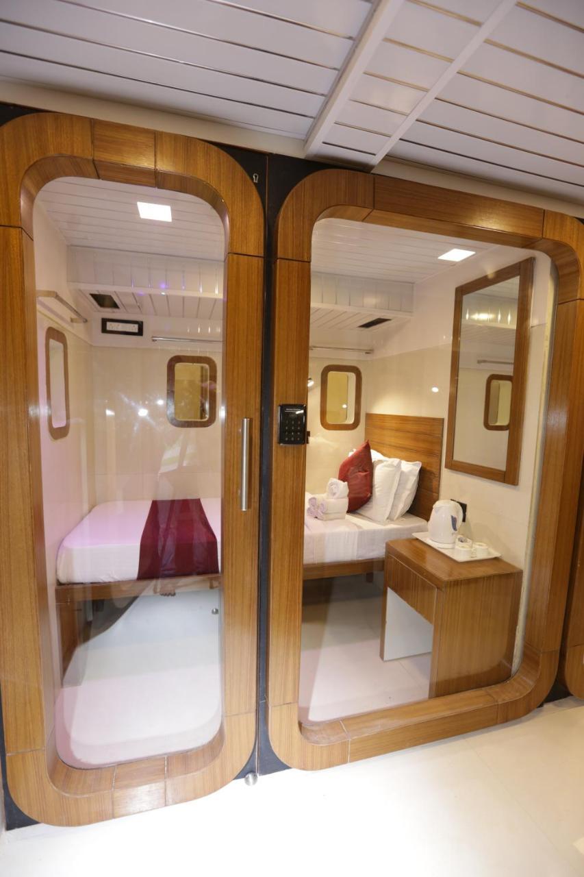 Qubestay Airport Capsule Hotel & Hostel Mumbai Exteriör bild