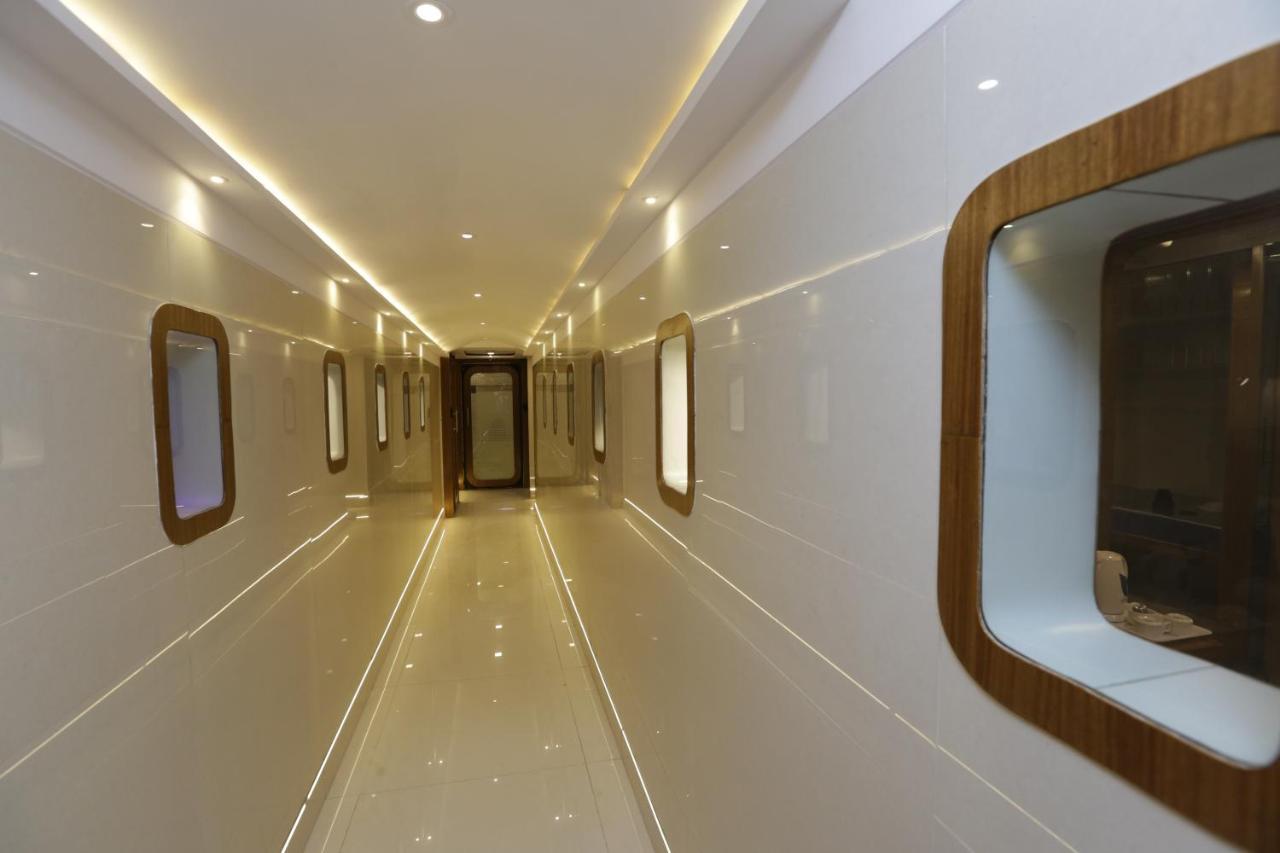 Qubestay Airport Capsule Hotel & Hostel Mumbai Exteriör bild