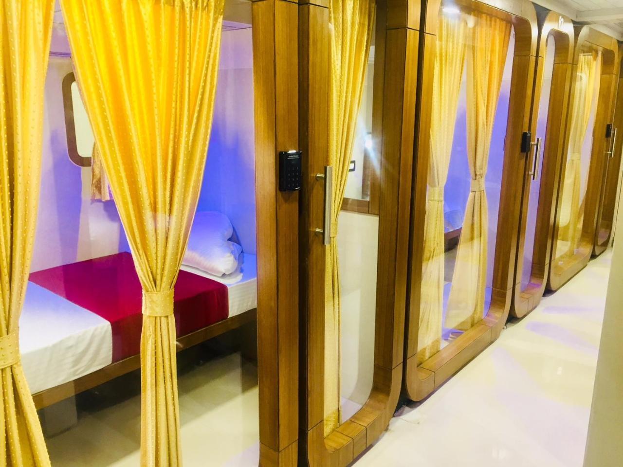 Qubestay Airport Capsule Hotel & Hostel Mumbai Exteriör bild
