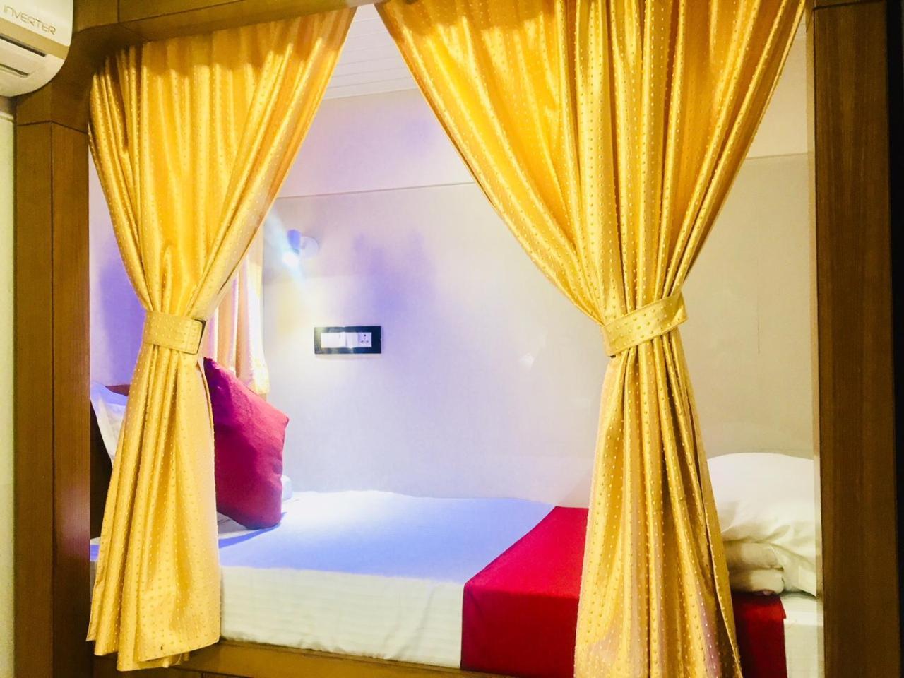 Qubestay Airport Capsule Hotel & Hostel Mumbai Exteriör bild