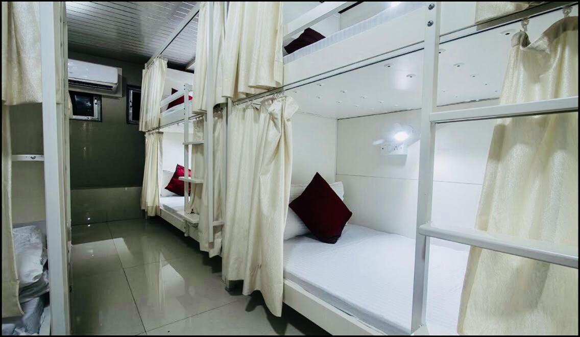 Qubestay Airport Capsule Hotel & Hostel Mumbai Exteriör bild