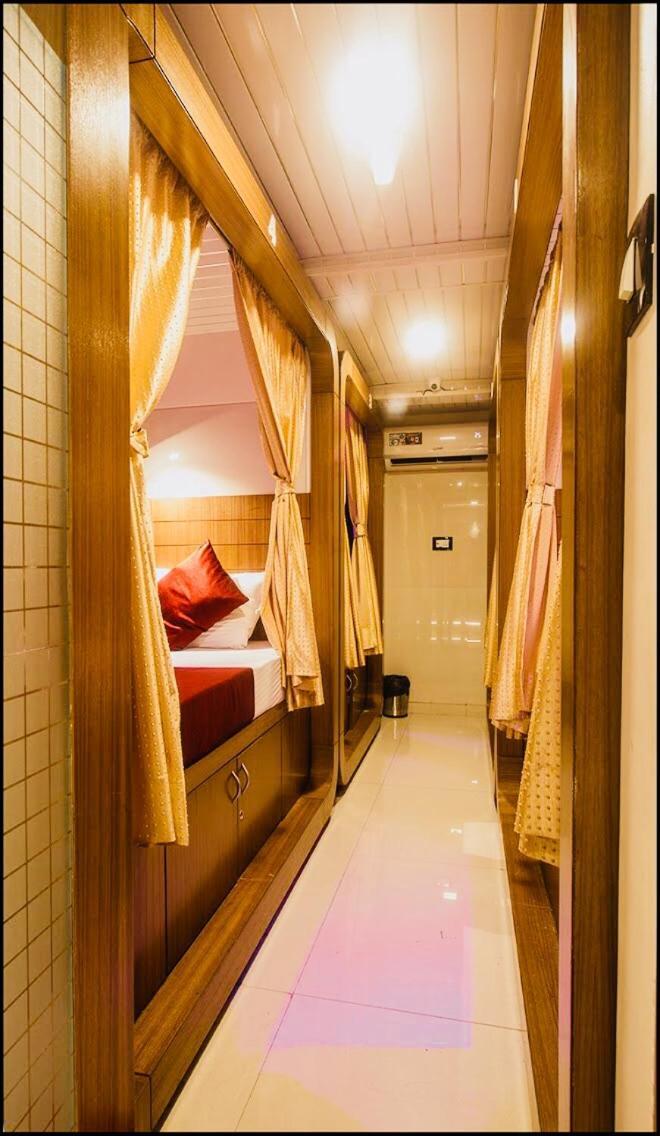 Qubestay Airport Capsule Hotel & Hostel Mumbai Exteriör bild