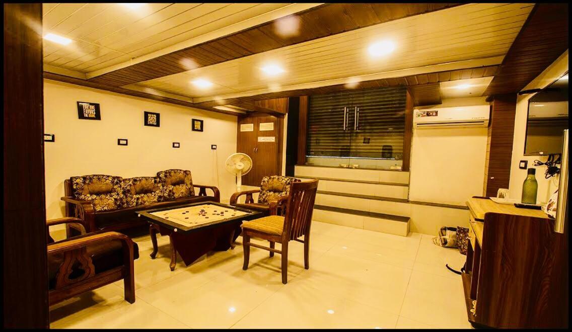 Qubestay Airport Capsule Hotel & Hostel Mumbai Exteriör bild