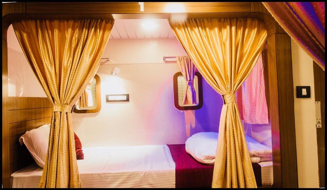 Qubestay Airport Capsule Hotel & Hostel Mumbai Exteriör bild