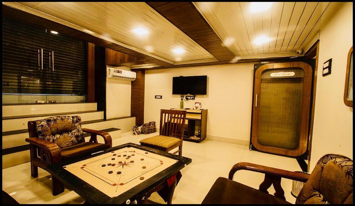 Qubestay Airport Capsule Hotel & Hostel Mumbai Exteriör bild