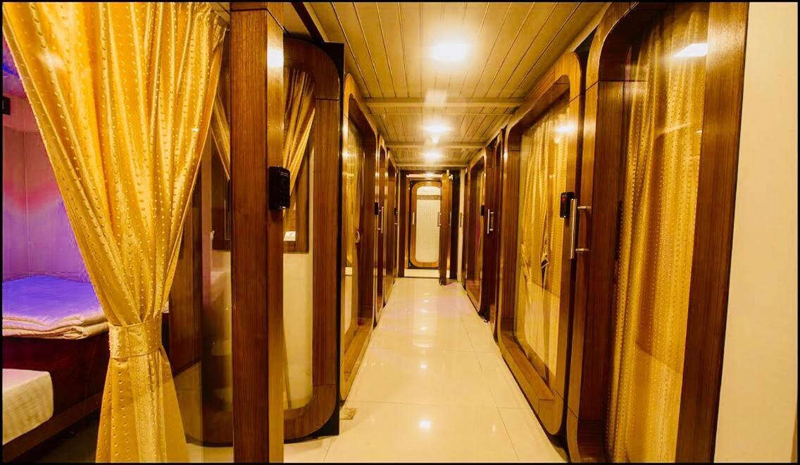 Qubestay Airport Capsule Hotel & Hostel Mumbai Exteriör bild