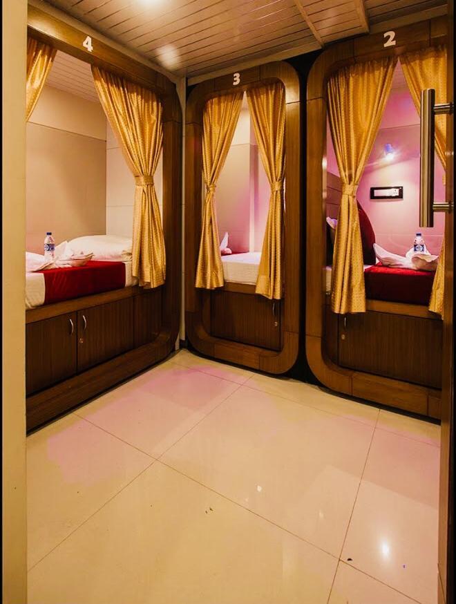 Qubestay Airport Capsule Hotel & Hostel Mumbai Exteriör bild