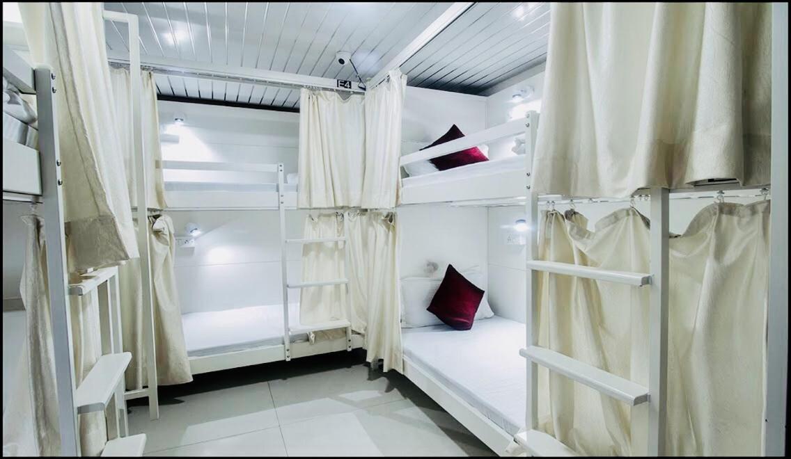Qubestay Airport Capsule Hotel & Hostel Mumbai Exteriör bild