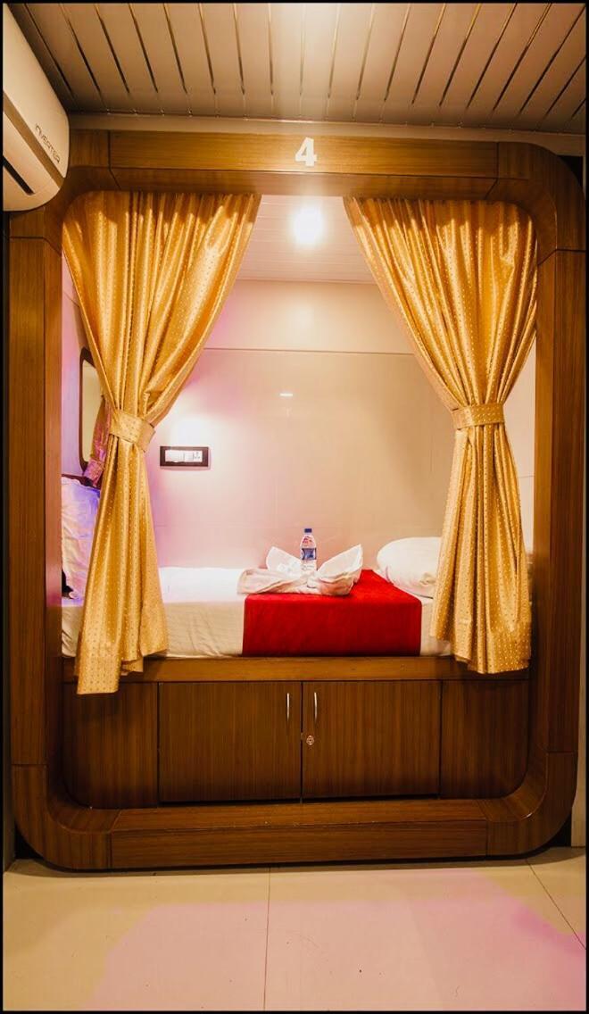 Qubestay Airport Capsule Hotel & Hostel Mumbai Exteriör bild
